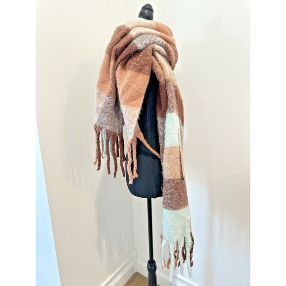 NWOT Tahari Brown Plaid Striped Fringe Soft Blanket Scarf One Size - Picture 4 of 5